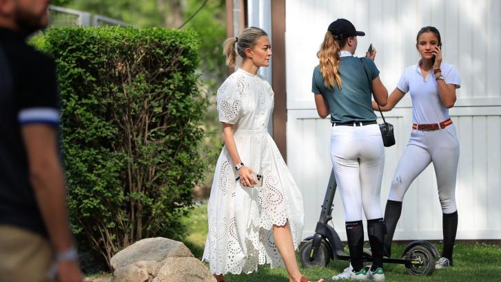 Marta Ortega y el vestido blanco de Zara con el que suma otro gran éxito de estilo