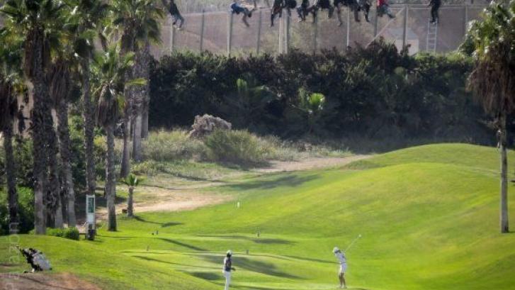 La historia detrás de la foto del golf y la valla de Melilla