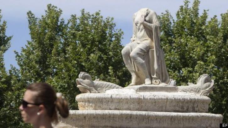 Una estatua decapitada en Sevilla, primera víctima de las celebraciones por la Eurocopa (FOTOS Y VÍDEO))