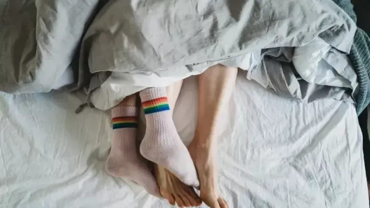 Llevar calcetines te ayuda a dormir. ¿Verdad o mito?