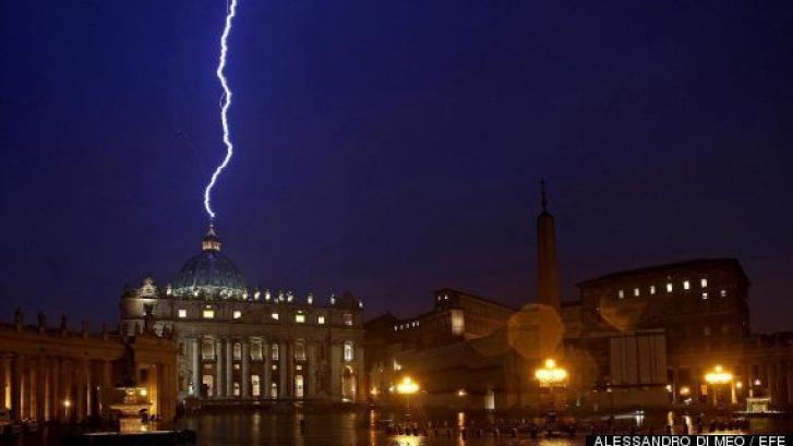 Foto del rayo que cayó en la cúpula del Vaticano el día que el papa renunció: la historia tras la imagen (FOTOS)