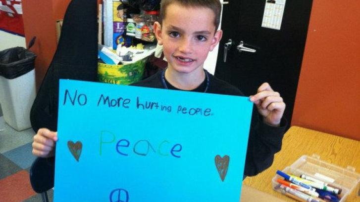 La foto con un mensaje de paz del niño fallecido en Boston se hace viral
