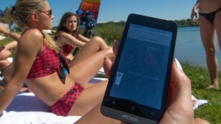 Tecnología de playa: de toallas antiarena a libros sumergibles y fundas acuáticas para móviles