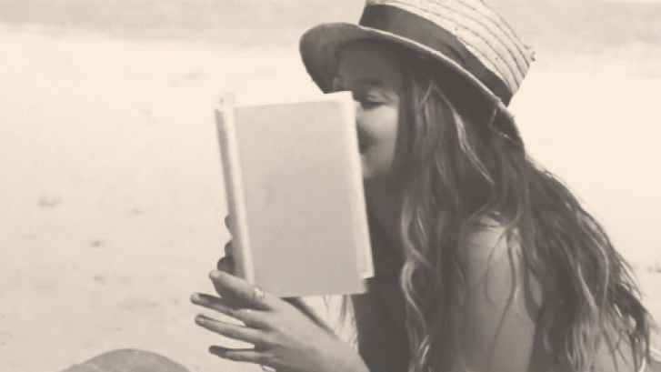 Leer en la playa (gifs)