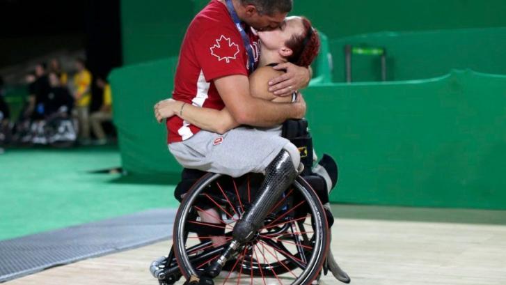 El beso de Adam Lancia y Jamey Jewells: la imagen más bella de los Juegos Paralímpicos