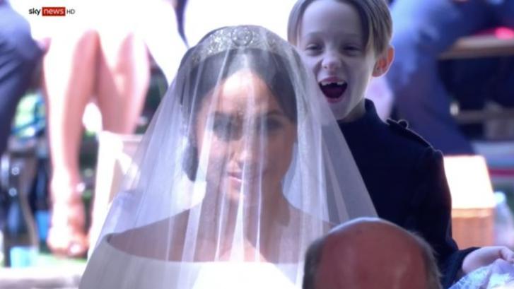 La historia que explica la cara de este niño en la mejor foto de la boda de Meghan Markle y el príncipe Enrique