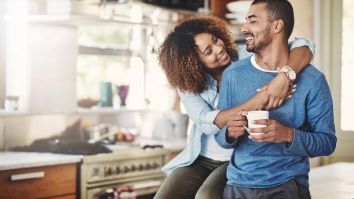Las parejas con salarios similares duran más, según un estudio