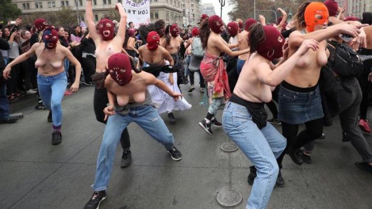 La viral reflexión sobre las tetas en el porno, el cine y las manifestaciones
