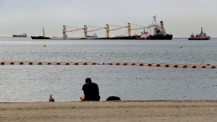 Gibraltar confirma la fuga de combustible del buque varado junto a su costa este