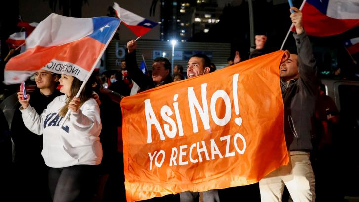 Boric desliza un posible cambio de gabinete, mientras las calles de Chile festejan el 