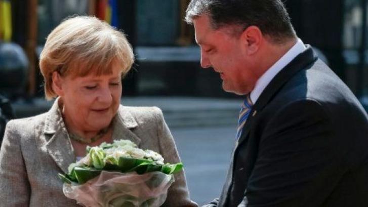 Merkel apoya a Kiev con una ayuda de 500 millones al Gobierno de Ucrania