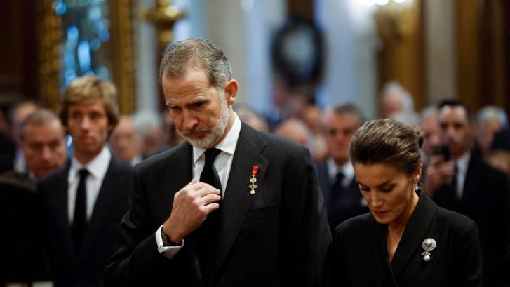 Protocolo evita la foto de Felipe y Letizia con los eméritos en el funeral de Constantino de Grecia