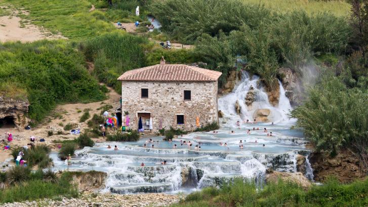 Las Termas de Saturnia: el paraíso de las aguas termales, gratis y al lado de tres de los pueblos más bonitos de Italia
