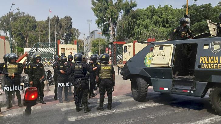 La policía peruana entra en la universidad de Lima donde acampaban cientos de manifestantes