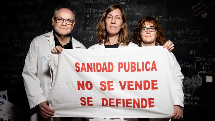 ‘Terapia de grupo’ con los médicos en huelga en Madrid: “Si todos somos rojos, ¿cómo gana Ayuso?”