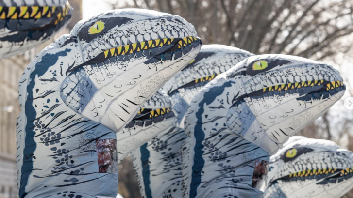 Resuelto el misterio de los dinosaurios en un paso de cebra de Madrid