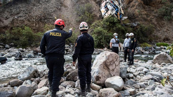 Al menos 20 muertos en el norte de Perú tras caer un autobús por un precipicio