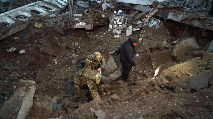 Al menos un muerto en un nuevo bombardeo ruso sobre un edificio residencial en el centro de Jarkóv