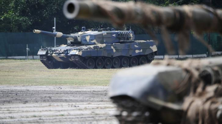 España baraja una primera entrega a Ucrania de cuatro a seis tanques Leopard 2-A4 rehabilitados