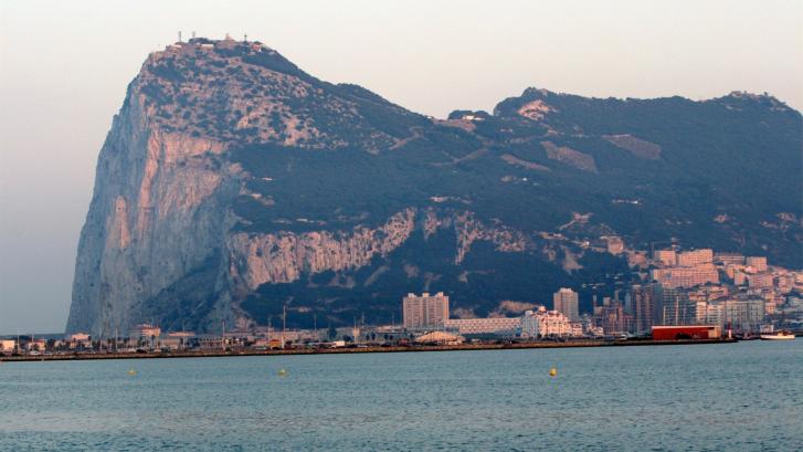 El Gobierno condena la agresión a dos agentes españoles en una zona próxima a Gibraltar