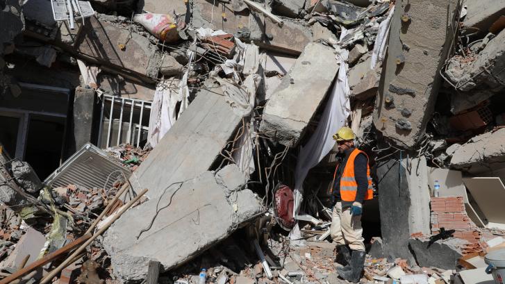 El ministro de Justicia turco promete tomar medidas contra la construcción negligente de edificios