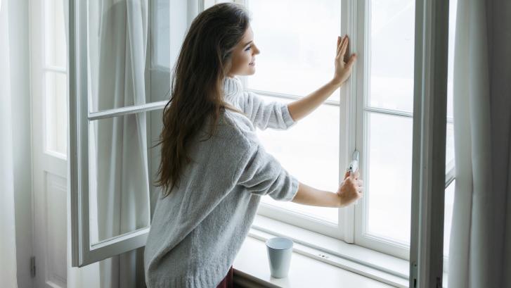 El truco viral que arrasa en TikTok sobre aislar las ventanas para ahorrar en la factura de la luz