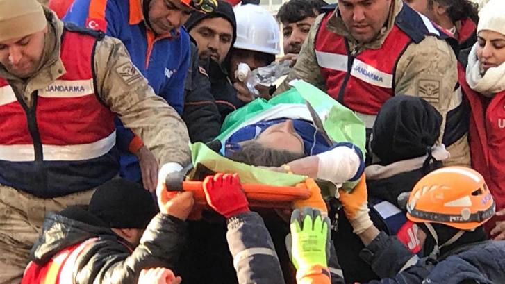 Rescatados con vida una madre y su hijo tras llevar 101 horas sepultados en los escombros de Turquía