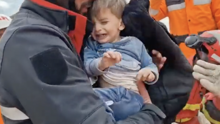 La UME rescata con vida en Turquía a dos niños y a su madre cinco días después del terremoto