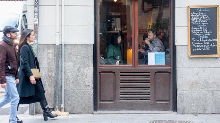 Publica el cartel que ha colgado un bar y hace las delicias de Twitter