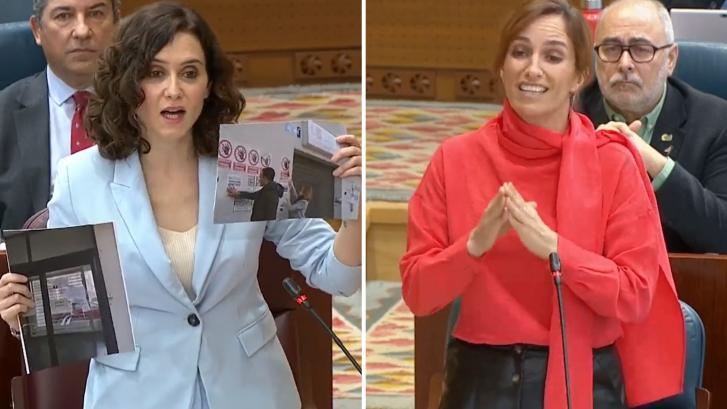 Ayuso saca dos fotografías en la Asamblea y Mónica García reacciona con un cartel con el que lo dice todo