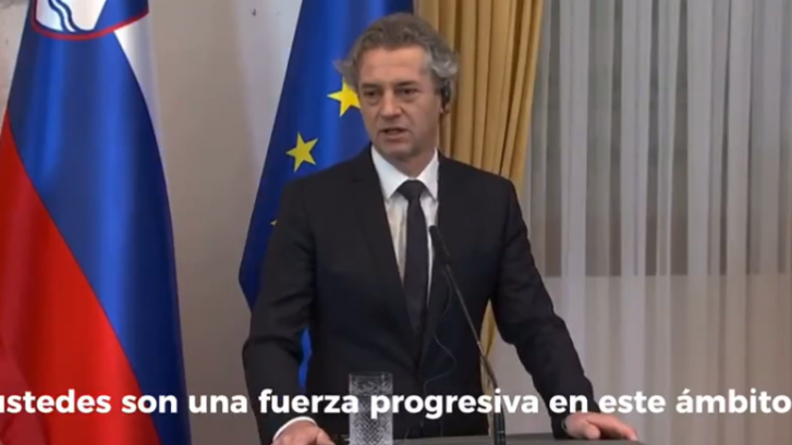​El primer ministro de Eslovenia mira de reojo a Pedro Sánchez para terminar elogiando así a España