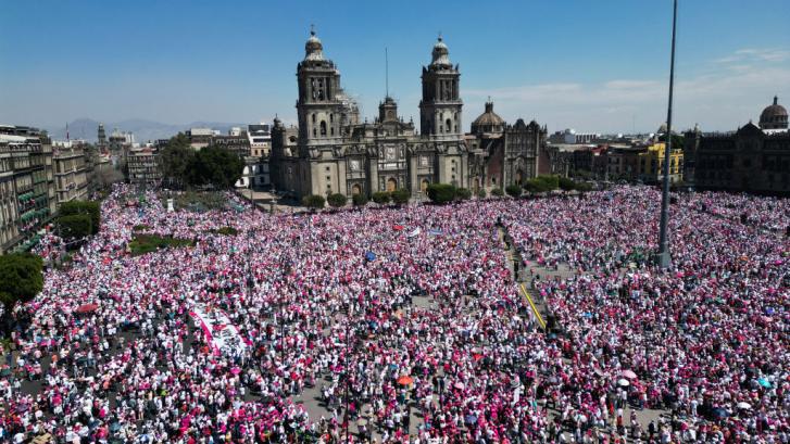 Políticos, activistas y exfuncionarios levantan la voz contra 'Plan B' electoral de López Obrador