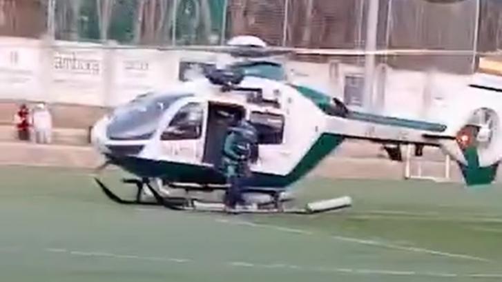 Un helicóptero de la Guardia Civil sorprende a todos al interrumpir un partido de fútbol en Sóller (Mallorca)