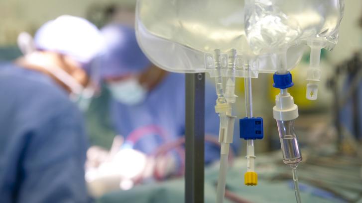 Un trasplante único en España: tener un bebé sin opciones de vivir para donar sus órganos a otro