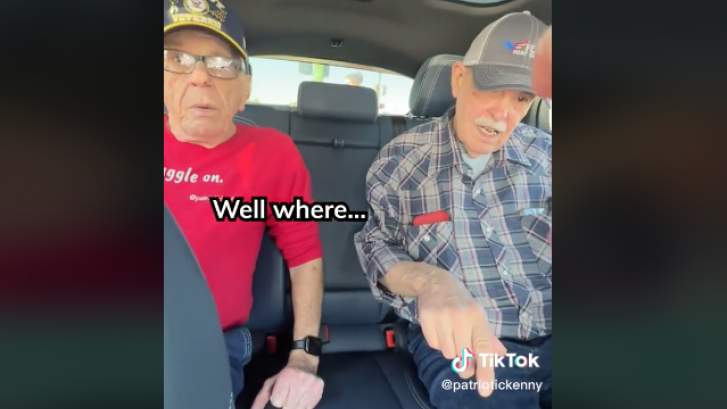 La reacción de dos hombres de 80 años al montarse en un coche con piloto automático