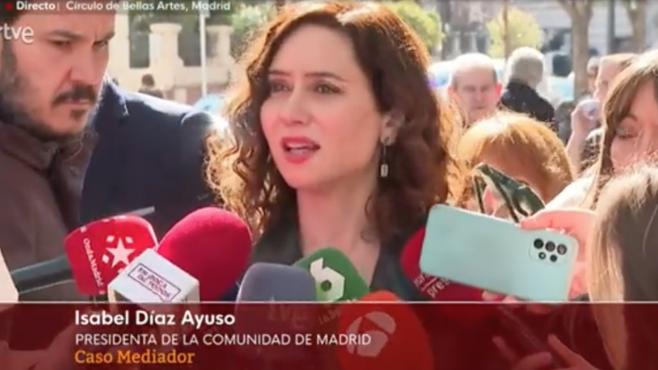 La respuesta de Ayuso a un periodista en directo desconcierta en Twitter: 