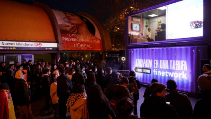 Qué hace un 'streamer' encerrado en un contenedor en pleno centro de Madrid