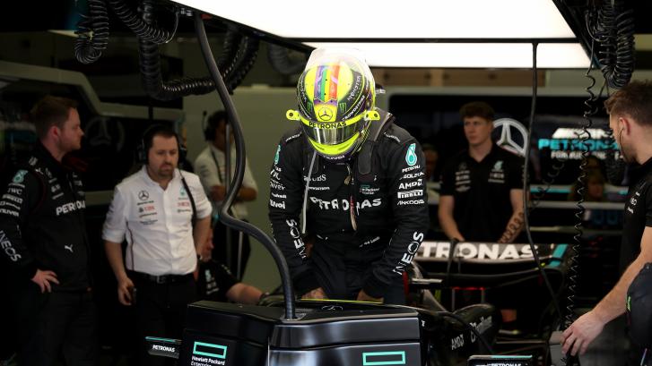 Lewis Hamilton reta a la FIA y obvia su última normativa usando un casco con la bandera LGTBI