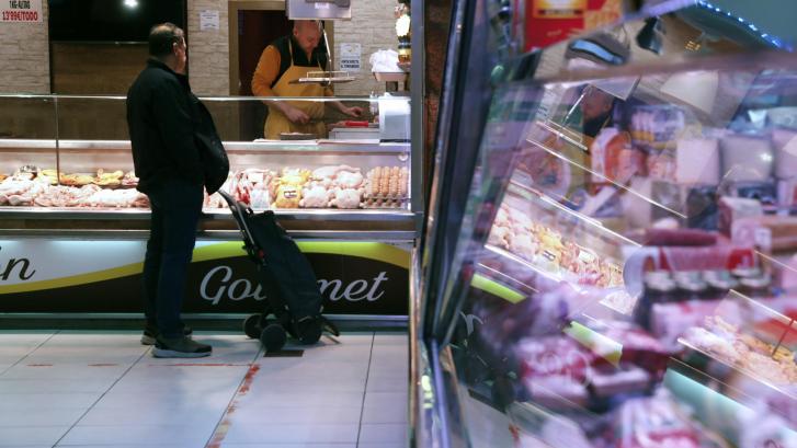 ¿Por qué los supermercados en Francia sí bajan el precio de los alimentos básicos y en España no?
