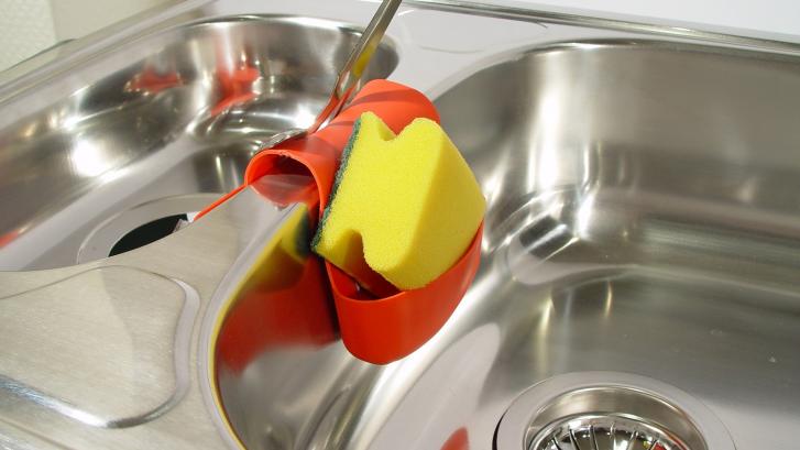 Un método infalible para eliminar bacterias de la esponja de la cocina