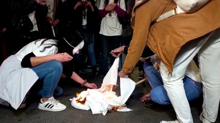 Un grupo de mujeres de contextos islámicos quema velos en plena manifestación del 8M en Madrid