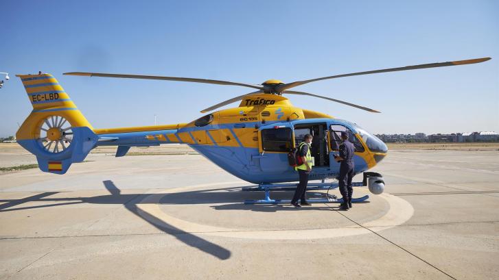 Investigan por qué el helicóptero accidentado de la DGT llevaba tres ocupantes pese a que el vuelo solo autorizaba dos