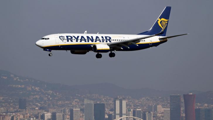 Lo que ha hecho este azafato de Ryanair durante un vuelo es clara-mente una fantasía