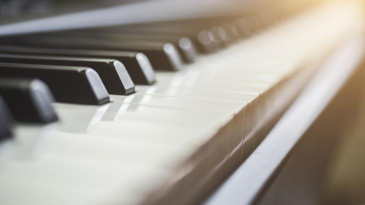 Dos pianistas cuentan la nota que les han dejado los vecinos y la solución que les dan