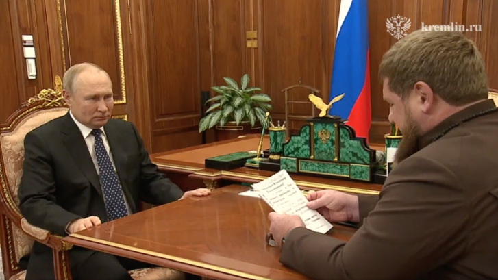 Esta escena de Putin da la vuelta al mundo: ojo a sus manos y ojo a lo que hace su interlocutor
