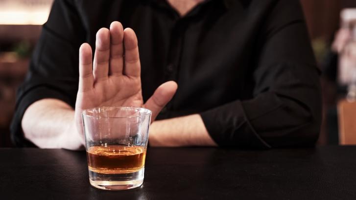 Tú, yo y el alcohol: las historias de quiénes sí y quienes no pudieron superar la enfermedad