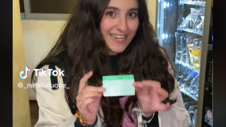 Una estudiante asegura que puede pagar cafés con una tarjeta de transporte y la gente no da crédito