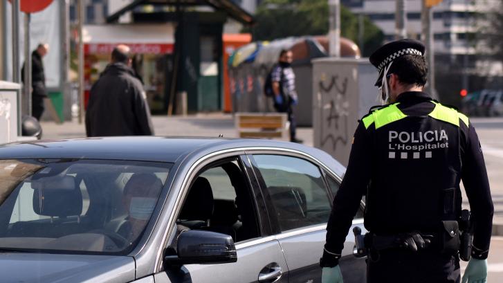 Se busca al conductor de un golpe a cinco coches aparcados en Oviedo