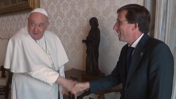 Lo que dice el papa Francisco en pleno saludo con Almeida es de ver y no creer