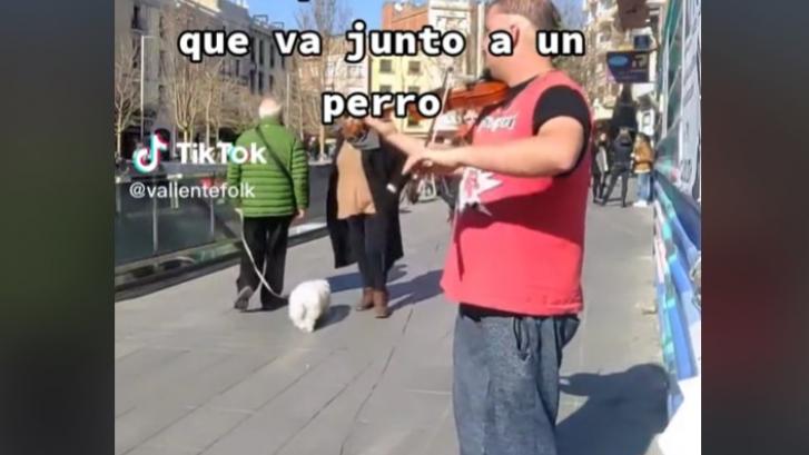 Lo que hace el hombre de verde está enamorando a todo el mundo en Tik Tok